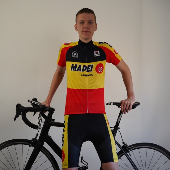 Jonge man in Mapei wielershirt en broek, geel, rood en zwart met logo's.