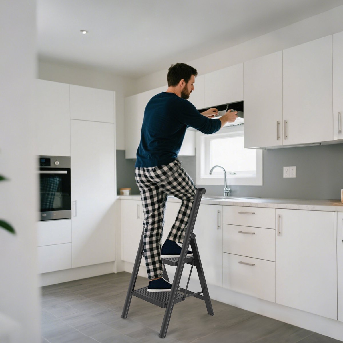 NAIZY Trapladder 2 Treden Inklapbare Ladder Vouwladder, Huishoudladder, Opstapje met Leuningen & 30x20cm Brede Treeplank tot 250KG Belastbaar, Zwart – foto 3