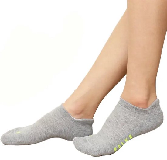Voeten van een vrouw met grijze Falke Cool Kick enkelsokken.