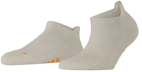 Lichtgrijze FALKE enkelsokken met oranje logo's.