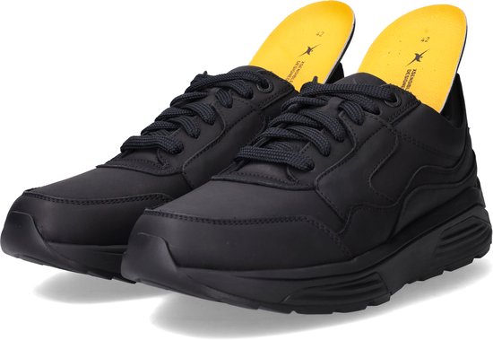 Zwarte Xsensible veterschoenen met gele binnenzool.