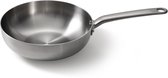 Roestvrijstalen wokpan met lange steel.