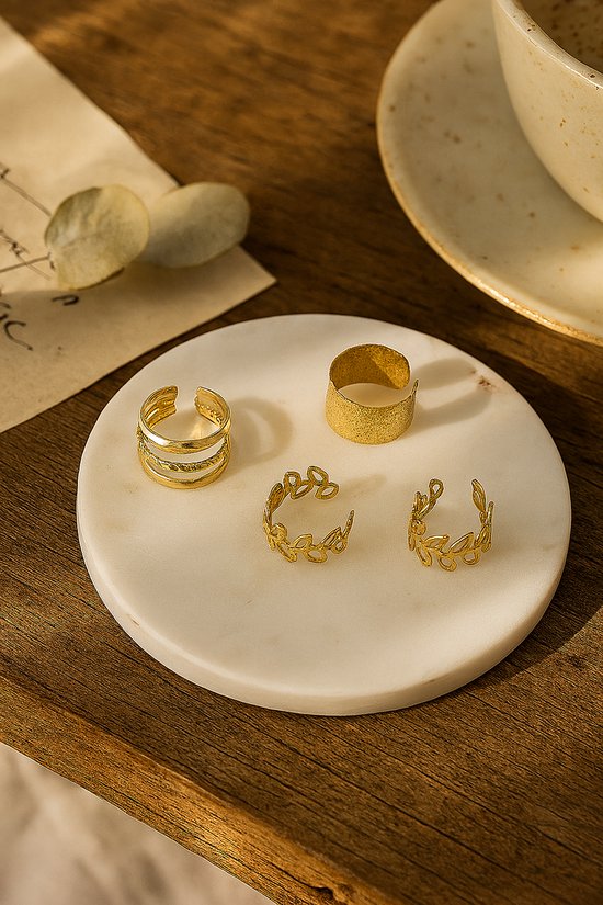 Vier gouden ringen, twee opengewerkte oorringen met bladmotief, waarvan één gehamerd.