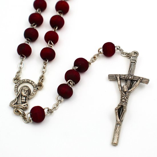 Chapelet italien au parfum de rose imprégné – Collier croix dans un coffret cadeau – Perles en bois de 6 mm pour les rituels bibliques catholiques ou en cadeau