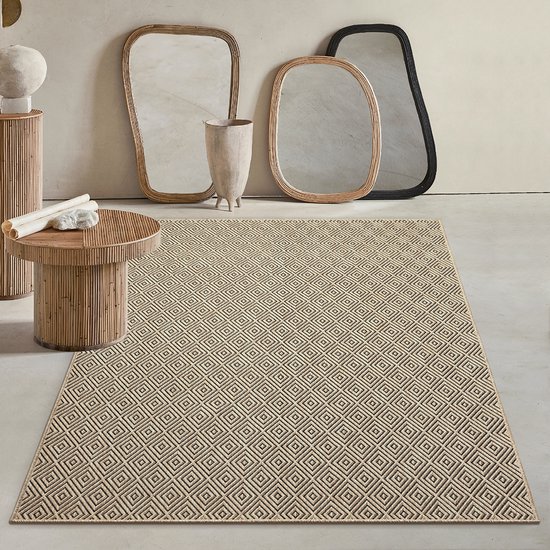 Natuurlijk vloerkleed met ruitpatroon in beige en zwart, in een woonkamer.