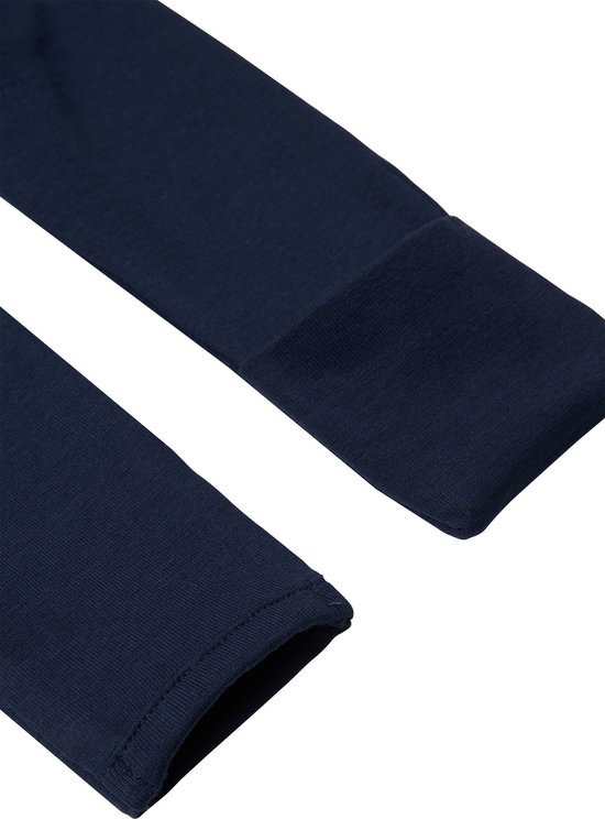 Detail van de mouw van een donkerblauw shirt met omgeslagen boord.