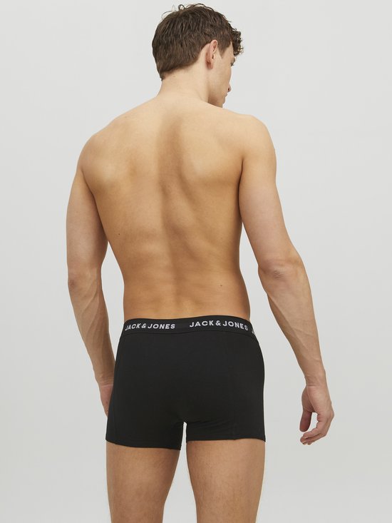 Man met zwarte boxer met witte JACK & JONES band, achterkant.