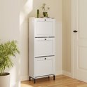 Hoge, smalle witte schoenenkast met 3 deuren en zwarte pootjes. Bovenop staan decoratieve items.