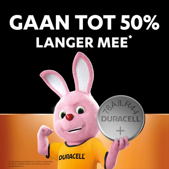 Duracell bunny houdt een LR44 batterij vast en toont gespierde arm.