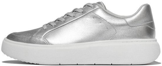 Zilverkleurige FitFlop sneaker met witte zool, vetersluiting en metallic leer, van de zijkant gezien.