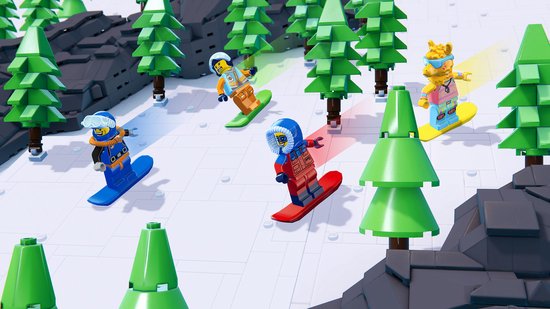 LEGO-figuren met winterkleding maken een bocht op hun snowboard in een besneeuwd landschap met dennenbomen.