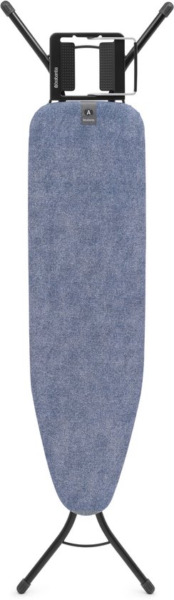 Strijkplank A met denimblauwe hoes en zwart metalen frame, bovenaanzicht.