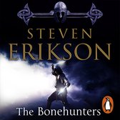 De kaft van The Bonehunters, met een figuur in een kap met twee glimmende messen, onder een helm en de tekst Steven Erikson.