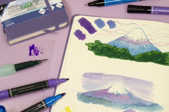 Schetsboek met een tekening van de berg Fuji.