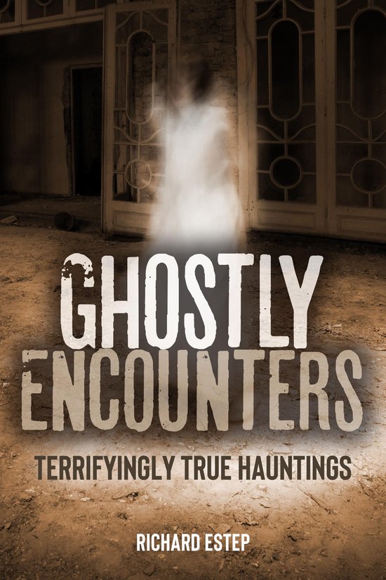 Boekomslag met de titel "Ghostly Encounters" en ondertitel "Terrifyingly True Hauntings", met een spookachtige figuur voor een vervallen deur.