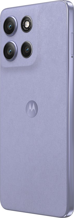Lichtpaarse smartphone, achterkant met cameralens en Motorola logo.