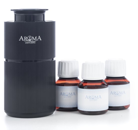 Zwarte aroma diffuser met drie flesjes amberkleurige geurolie ernaast.
