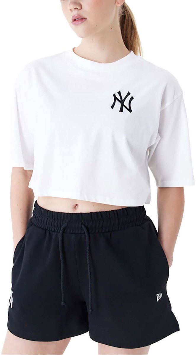 New Era Mlb T-Shirt Le Crop Tee Neyyan Whiblk Streetwear Vrouwen Wit