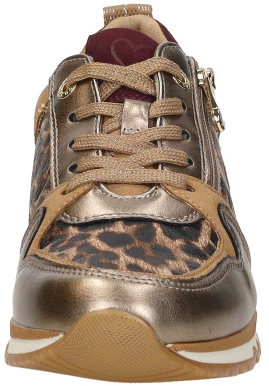 Vooraanzicht dames sneaker met luipaardprint, beige, goudkleurig metaal en bordeauxrode details. Veter- en ritssluiting.