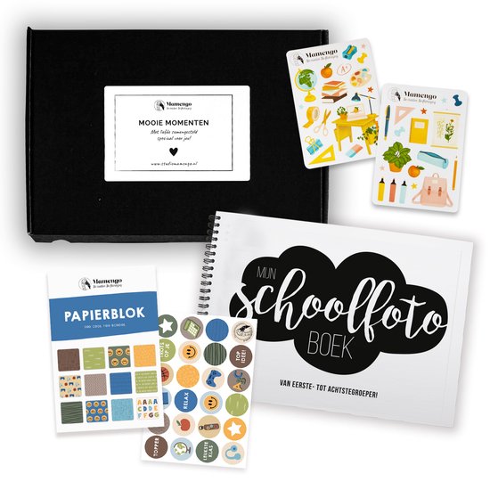 Een zwarte doos met daarin een schoolfotoboek, een papierblok en diverse vellen met schoolse stickers.