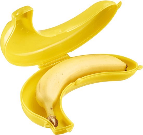 Gele bananendoos met een banaan erin, op een witte achtergrond.