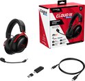 Zwarte en rode HyperX Cloud III S Wireless gamingkoptelefoon naast de verpakking, met accessoires zoals kabel en dongle.