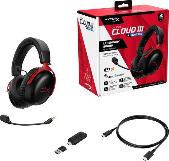 Zwarte en rode HyperX Cloud III S Wireless gamingkoptelefoon naast de verpakking, met accessoires zoals kabel en dongle.