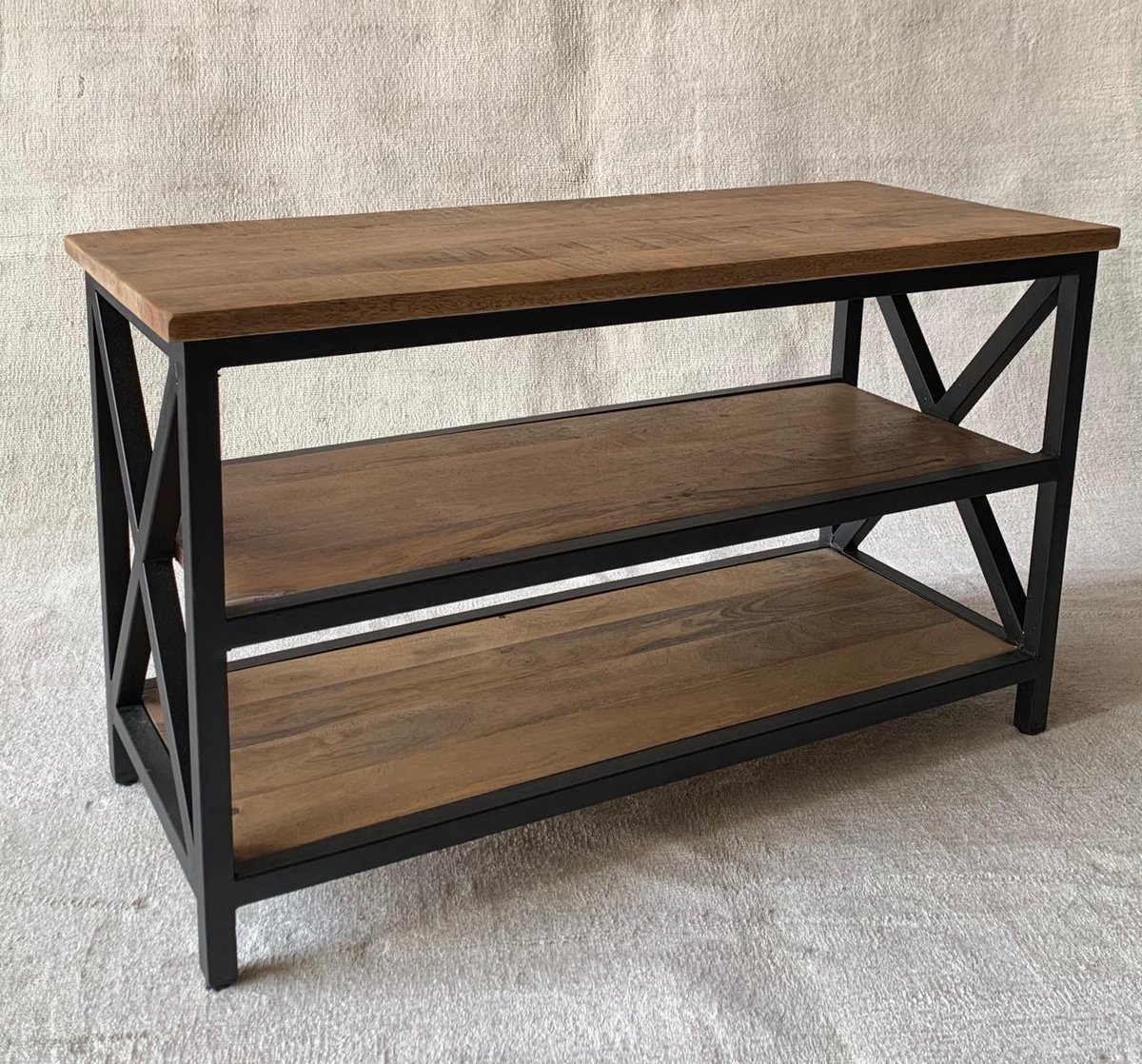Industrieel Bijzettafel – Mangohout & Zwart Metaal – Open Opbergplanken – 75x30x45 cm
