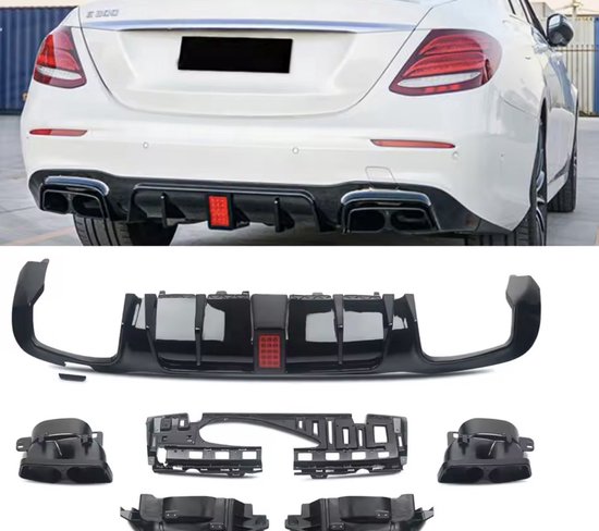 Witte Mercedes E-Klasse W213 met AMG-stijl diffusor en rode reflector. Hieronder de losse zwarte onderdelen van de diffusor set.