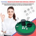 Vrolijke vrouw met een witte blouse geeft een oké-gebaar. Yahtzee dobbelstenen en een dobbelspel liggen op een groen speelveld.