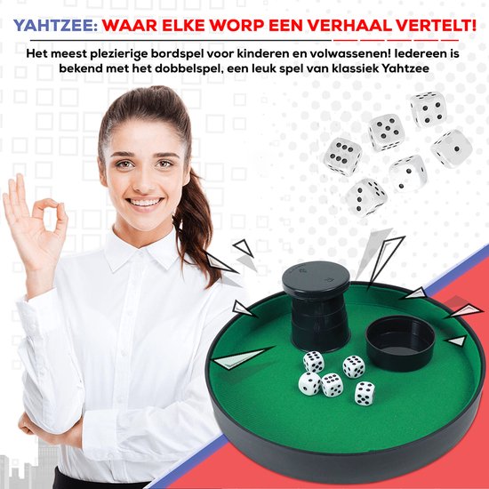 Vrolijke vrouw met een witte blouse geeft een oké-gebaar. Yahtzee dobbelstenen en een dobbelspel liggen op een groen speelveld.