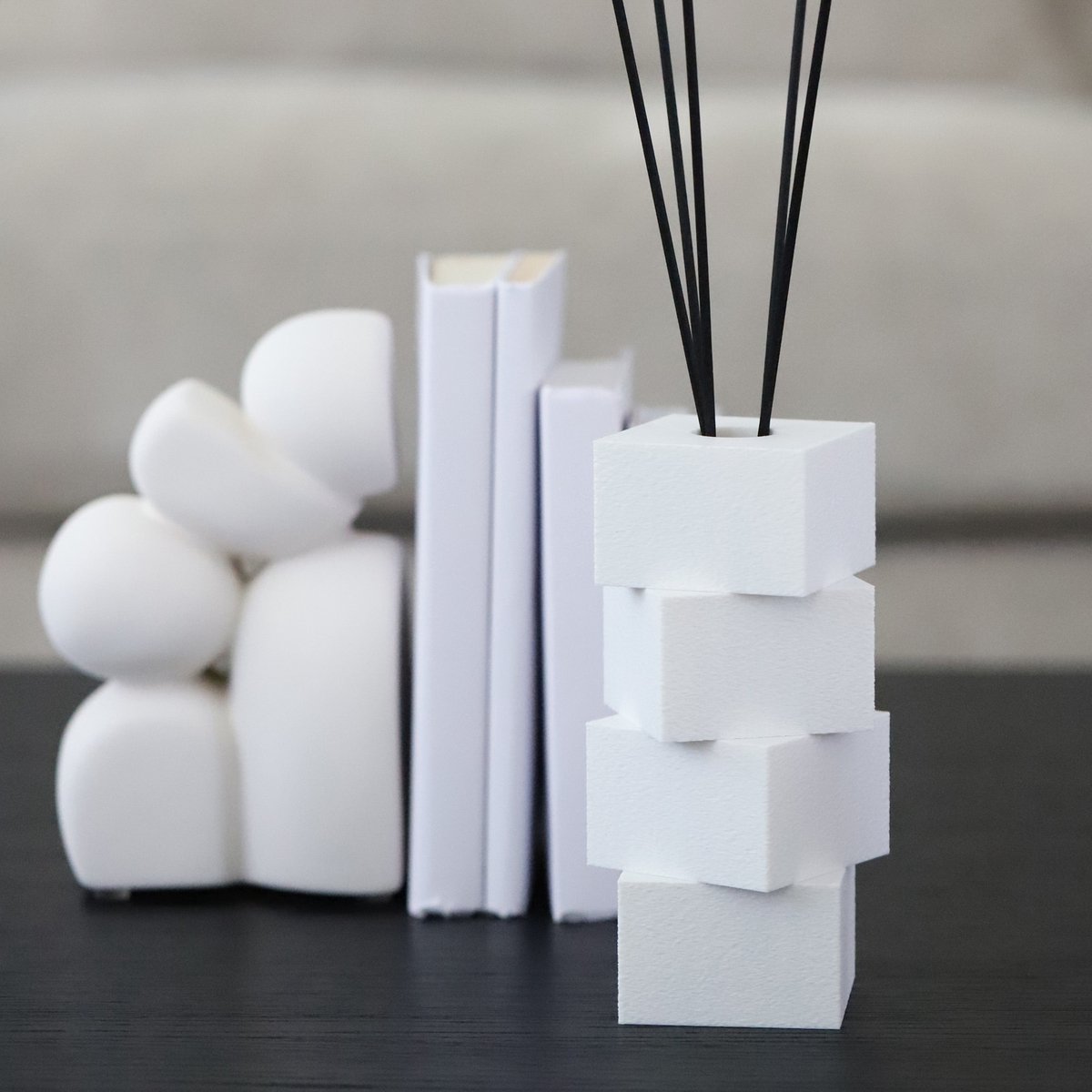 Witte Geurstokjeshouder Structuur – Diffuser Set Cozy Plaid en Amber Oak – Navulbare Geurstokjes 400 ml – Stijlvol Huisparfum Cadeau