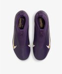 Bovenkant van paarse voetbalschoenen met witte Nike swoosh en gouden 'KM' letters.