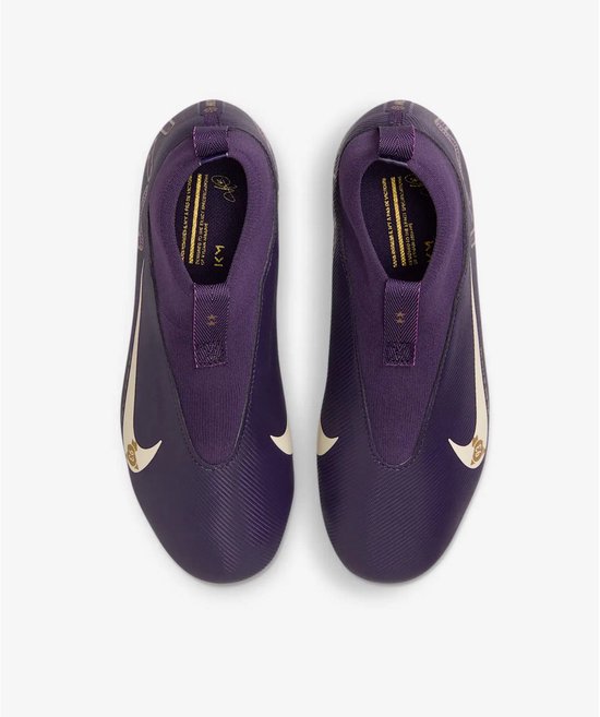 Bovenkant van paarse voetbalschoenen met witte Nike swoosh en gouden 'KM' letters.