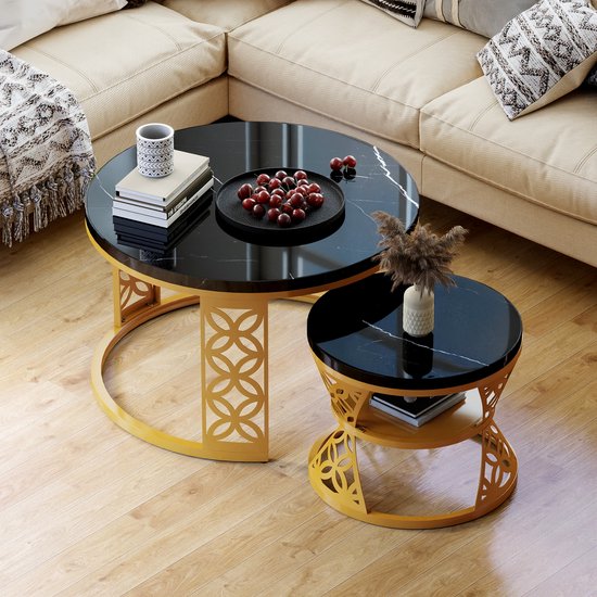 Een zwarte marmerlook salontafelset met gouden metalen onderstel, bestaande uit een grote en een kleine tafel.