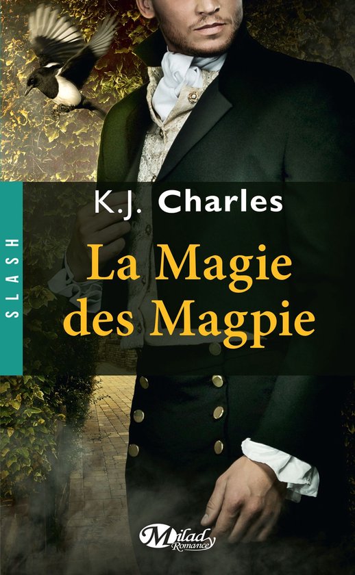 Un homme portant une veste vert foncé à boutons dorés, chemise blanche et nœud. Une pie en haut à droite. Titre : K.J. Charles La Magie des Magpie.