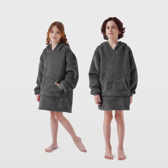 Twee kinderen dragen een oversized grijze hoodie met capuchon en grote voorzak.