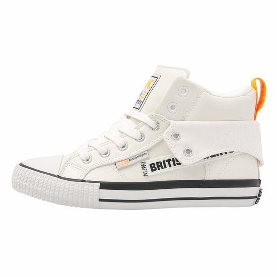 Witte hoge sneaker van British Knights met oranje lus aan de achterkant, zwarte strepen op de zool en een omklapbare kraag met tekst.
