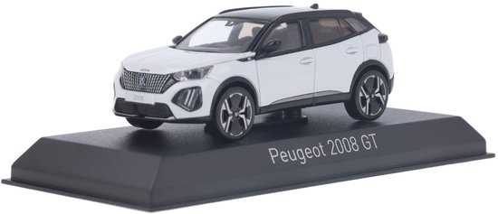 Wit schaalmodel 1/43 van de Peugeot 2008 GT met zwart dak op een zwarte displaystandaard.