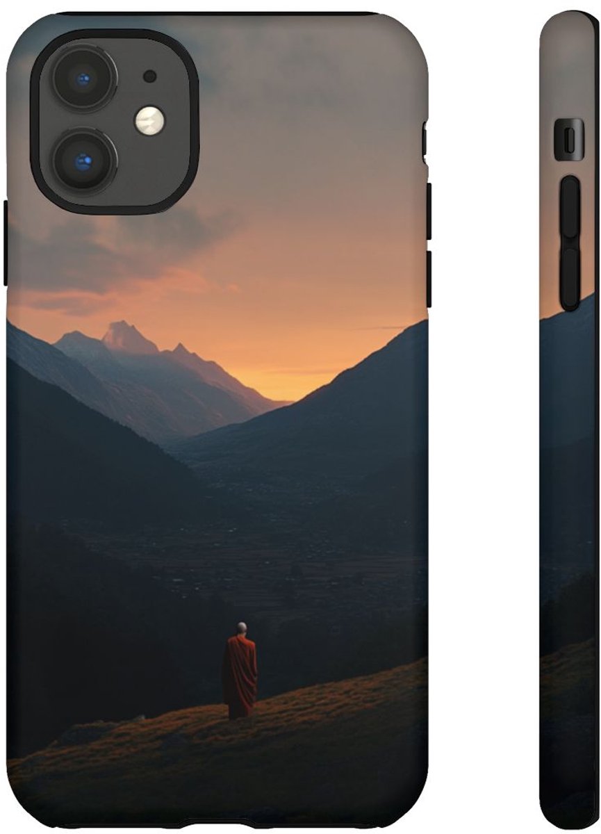 Monnik in Bergdal bij Zonsopkomst – Telefoonhoesje Geschikt voor iPhone 11