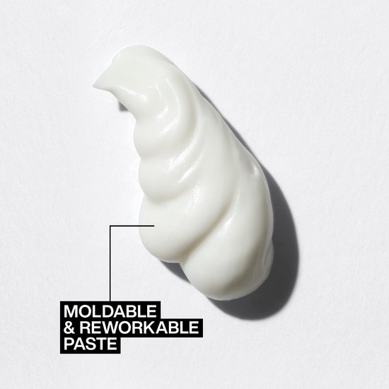 Een witte, romige pasta met gedefinieerde golven, met de tekst "Moldable & Reworkable Paste".