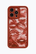 Donkerrode telefoonhoes met kussenprint op witte achtergrond.