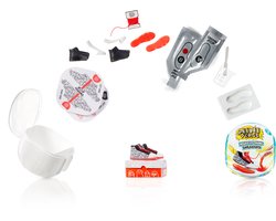foto van Miniverse Make It Mini Sneakers - Knutselset – Ontwerp Mini Sneakers Met Accessoires