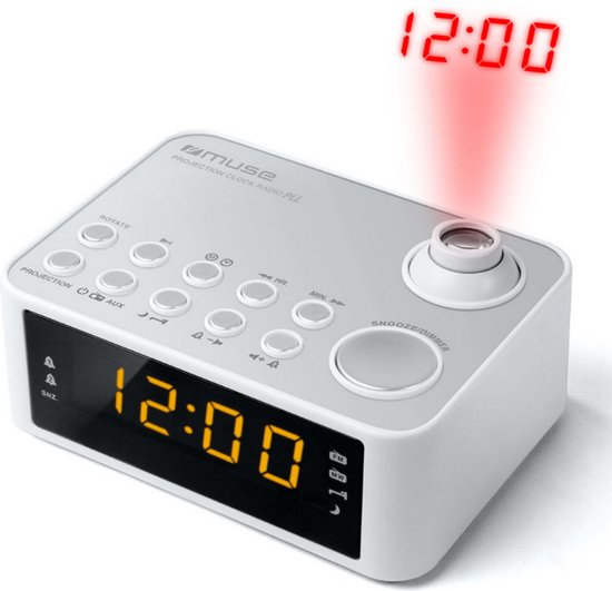 Witte wekkerradio met gele digitale display en rode tijdprojectie op de muur.