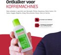 Hand houdt flesje Eccellente melkzuur ontkalker vast. "Op basis van melkzuur" en "Verlengt de levensduur van je koffiemachine".
