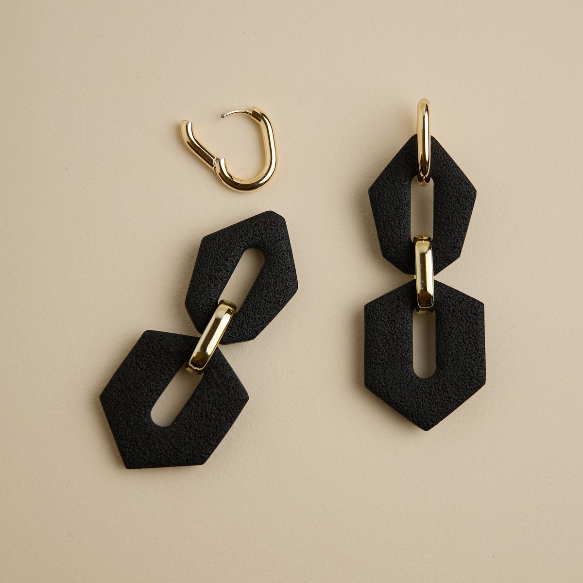 Goud Hoepel oorbellen -LYHO Sieraden - 7 x 0.5 cm -Goud oorbellen / zwart Hangers -Shilla earrings -roestvrij staal -Waterdicht -Nikkel vrij -Kerst cadeau -Sinterklaas cadeau -Valentin -Moederdag -Handgemaakte oorbellen van klei