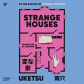 Roze plattegrond van 'Strange Houses' met een hakmes en bloederige hand. 'By the Author of Strange Pictures'.