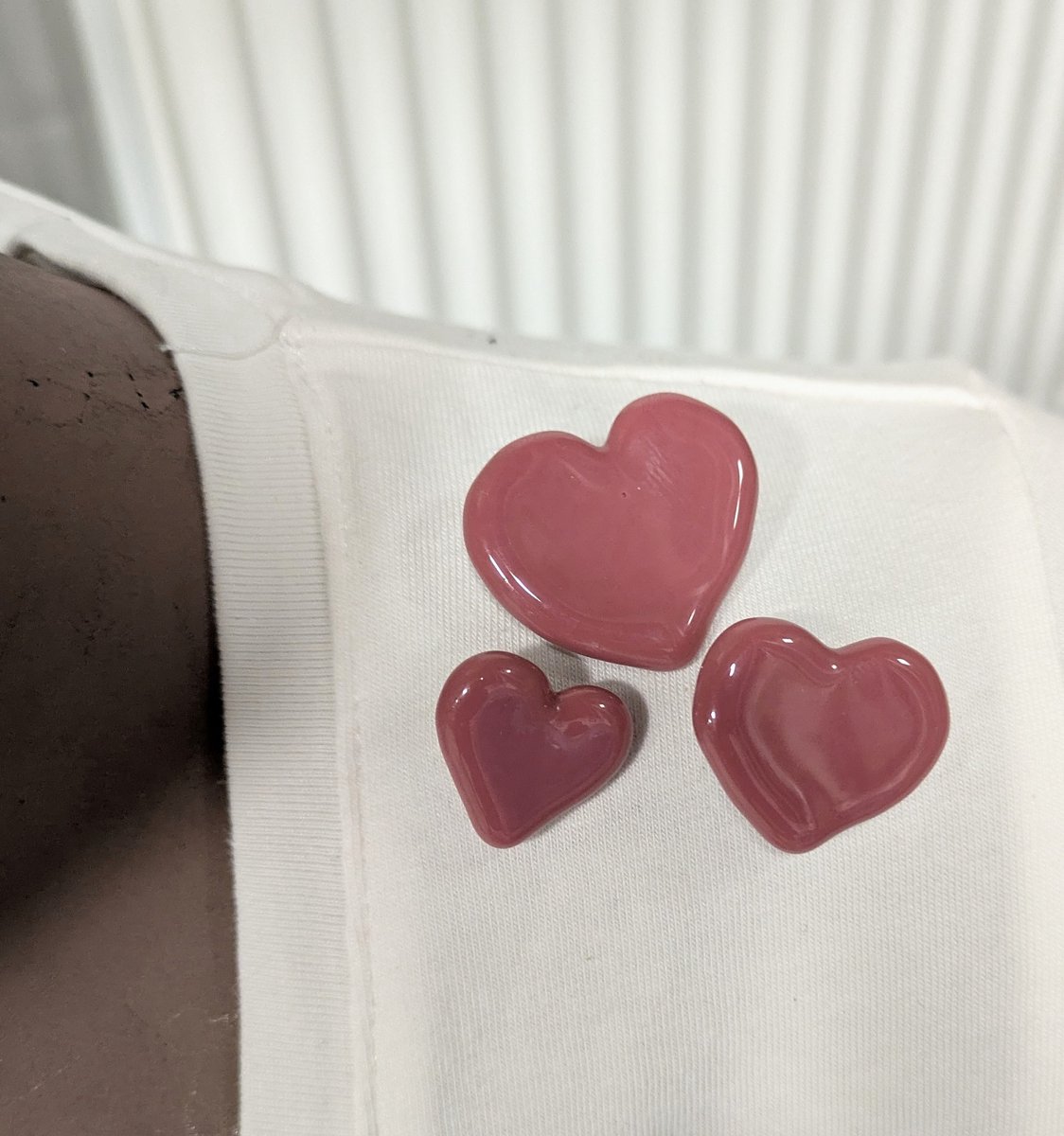 M-apART Broche, set van 3 handgemaakte oud-roze hartjes van glas, pins