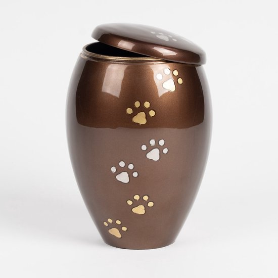 Bruine urn met gouden en zilveren pootafdrukken, deksel open.