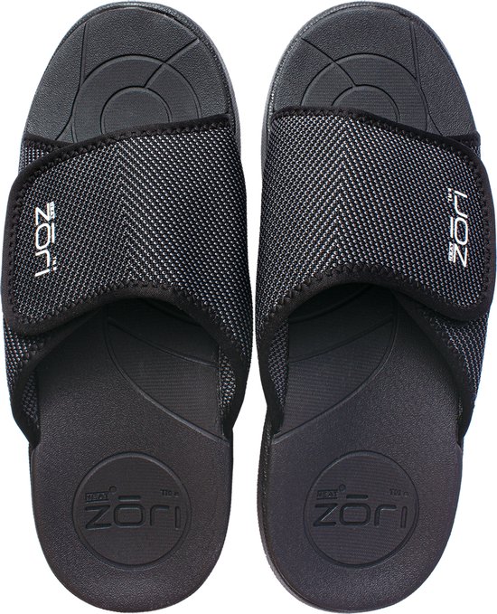Zwarte Zori slippers met bovenop het voetbed het logo van Zori.